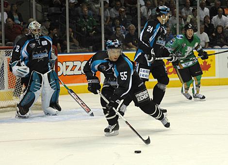 Robert Lukas, Liwest Black Wings Linz, verteidigt gegen die London Knights.