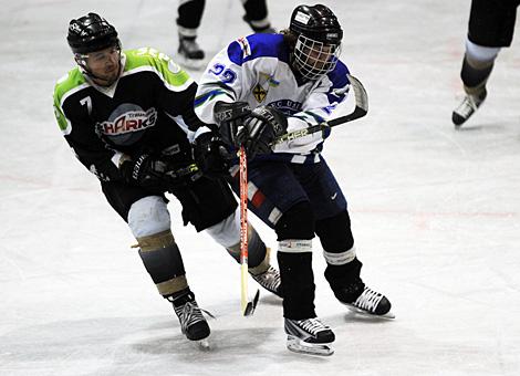 Rene Noisternig, Gmunden hakt die #22 Johannes Rosenthaler, Amstetten. ECU Amstettner Woelfe vs. Traunsee Sharks Gmunden
