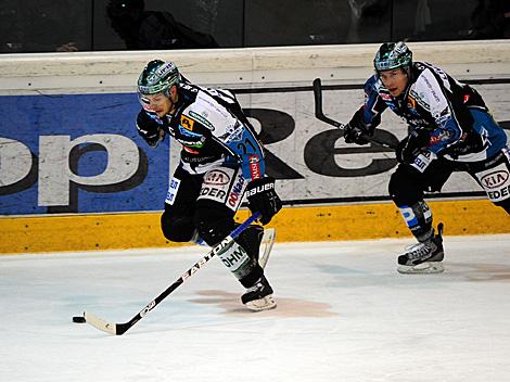 Philipp Lukas und Brian Lebler, Linz im Angriff, EHC Liwest Black Wings Linz vs. EC Red Bull Salzburg, Platzierungsrunde