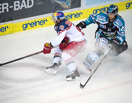 Fabio Hofer (EHC Liwest Black Wings Linz) und Dominique Heinrich (EC Red Bull Salzburg), EHC Liwest Black Wings Linz vs EC Red Bull Salzburg