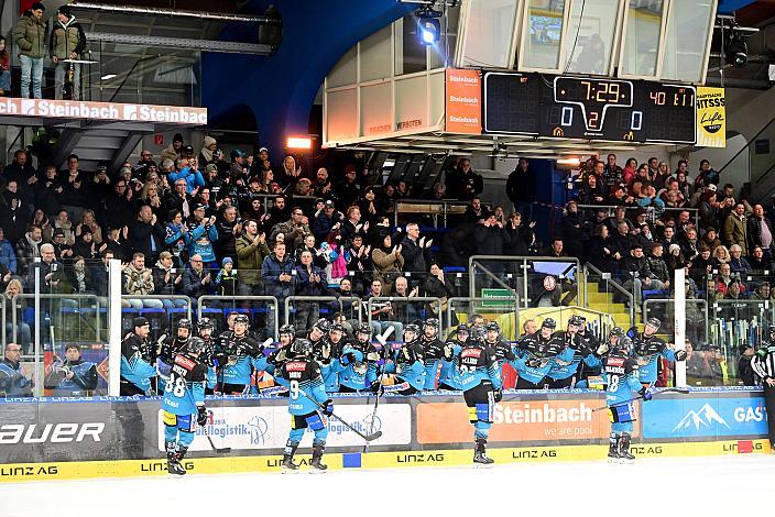 Die Steinbach Black Wings Linz feiern das Tor zum 1 zu 0, 36. Runde ICE, Steinbach Black Wings Linz vs EC iDM Wärmepumpen VSV), Linz AG Eisarena 
