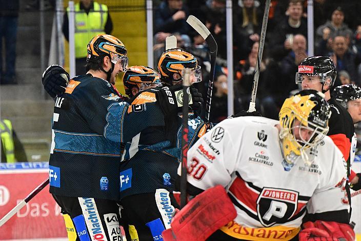 Die Steinbach Black Wings Linz feiern das Tor zum 2 zu 2 durch Sean Collins (Steinbach Black Wings Linz) Steinbach Black Wings Linz vs Bemer Pioneers Vorarlberg, Linz AG Eisarena