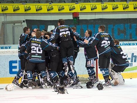 Linz feiert den U20 Meistertitel, Liwest Black Wings Linz - EC VSV U20