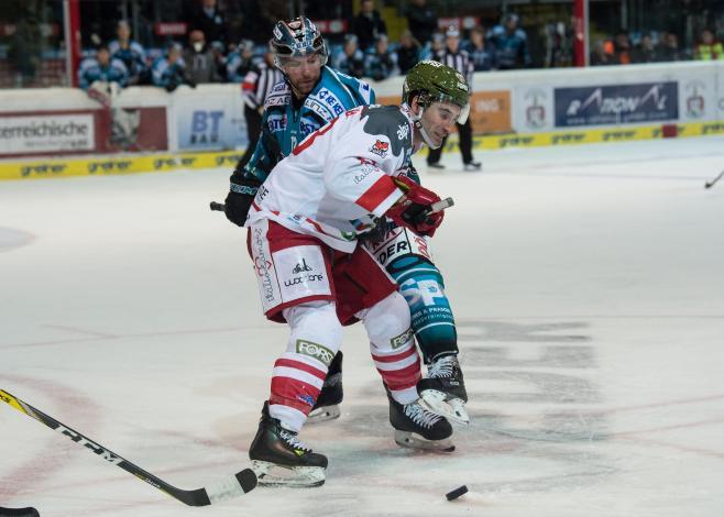 Ryan Michael Potulny (EHC Liwest Black Wings Linz) und Travis Oleksuk (HCB Suedtirol Alperia)  EHC Liwest Black Wings Linz vs HCB Suedtirol Alperia 1. Viertelfinale