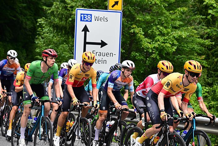 Das Peloton am Weg durch Oberösterreich von St. Florian zur  Höss, Hinterstoder , 14. Int. Raiffeisen OÖ-Radrundfahrt UCI Kat. 2.2