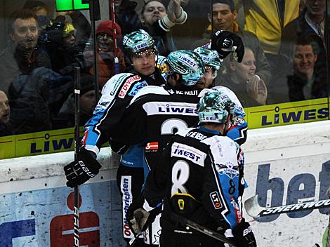 Brian Lebler jubelt ueber das 3 zu 1, EHC Liwest Black Wings Linz vs. Moser Medical Graz 99ers