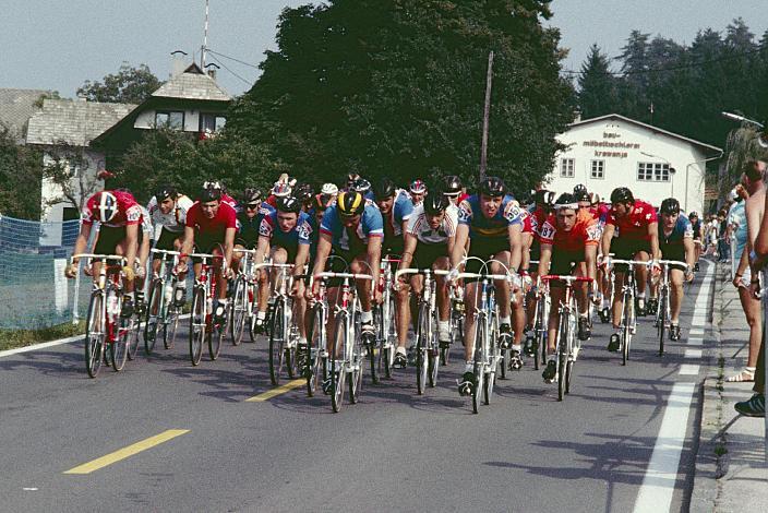 Das Feld der Amateure mit Mario Traxl (AUT) Strassenradrennen, WM 1987, Villach, Weltmeisterschaft, Rennen der Amateure