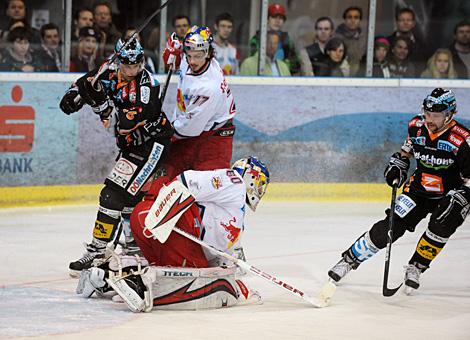 Christoph Ibounig und Mark Szuecs Liwest Black Wings Linz vor David Leneveu EC Red Bull Salzburg