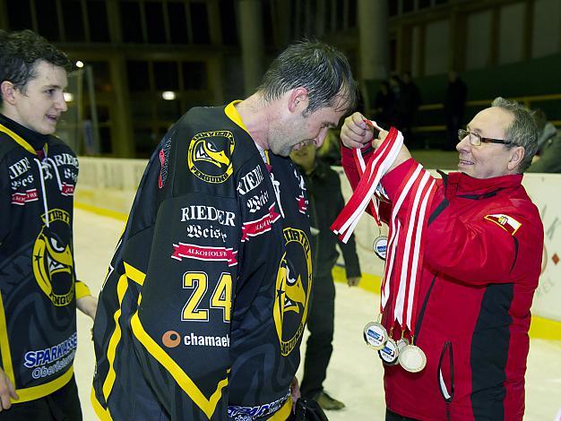 Ferdinand Riener, vergibt Medaillen an die Innviertler Pinguins, Fire on Ice, Wels vs. Innviertel Penguins
