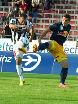 Harun Erbek (LASK Linz, #33) und Nikola Dovedan (FC Liefering, #7), Sky Go, 1. Liga Lask vs. Liefering