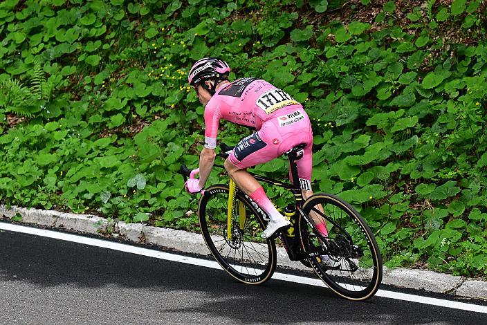  Im Rosa Trikot des Gesamtführenden des Giro d´ Italia Jonas Vingegaard (DEN, Team Visma - Lease a Bike), Gemona del Friuli 1976-2026 - Piancavallo, 109. Giro d Italia