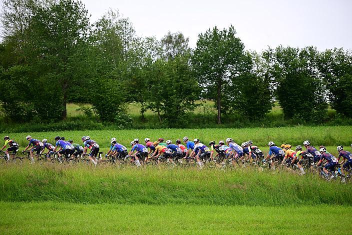 Das Peloton auf der 2. Etappe unterwegs von , Wels nach Aigen - Schlägl, 14. Int. Raiffeisen OÖ-Radrundfahrt UCI Kat. 2.2