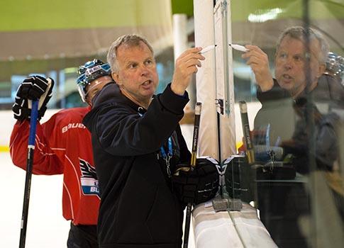 Trainer Robert Daum leitet das Training,  EHC Liwest Black Wings Linz