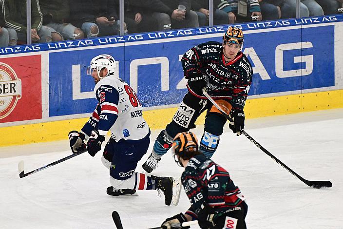 Graham Knott (Steinbach Black Wings Linz), Balint Magosi (Hydro Fehervar AV 19) Steinbach Black Wings Linz vs Hydro Fehervar AV19, Weihnachtstrikot ICE Eishockey Liga, Linz AG Eisarena