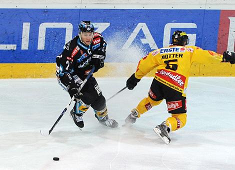 #21 Philipp Lukas, Stuermer, Liwest Black Wings Linz im Duell mit Raphael rotter, Vienna Capitals.