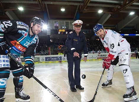 Jake Dowell (EHC Liwest Black Wings Linz) Polizist, EHC Liwest Black Wings Linz vs HC TWK Innsbruck Die Haie