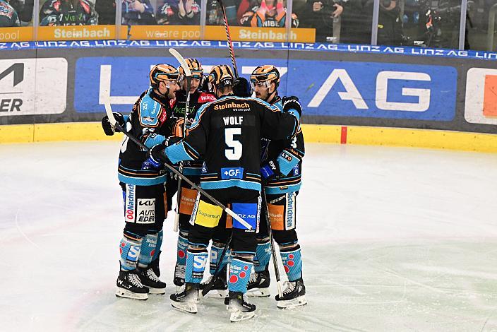 Die Steinbach Black Wings Linz feiern das Tor zum 1 zu 0 durch Luka Maver (Steinbach Black Wings Linz),  Win2Day ICE Hockey League,  Steinbach Black Wings Linz vs  Migross Supermercati Asiago Hockey 1935,  Linz AG Eisarena