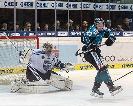 Fabio Hofer (EHC Liwest Black Wings Linz) bei seinem 3. Tor gegen Zoltan Hetenyi (Fehervar AV 19), EHC Liwest Black Wings Linz vs Fehervar AV 19