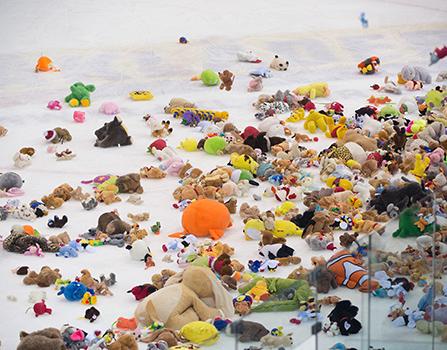 Teddy Bear Toss, EHC Liwest Black Wings Linz vs HC TWK Innsbruck  Die Haie