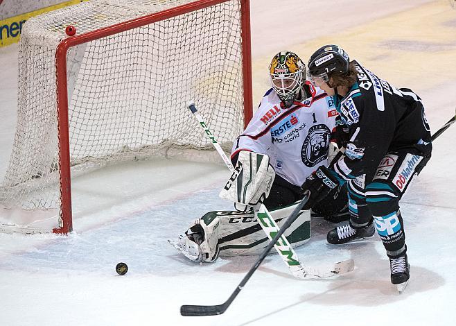 Brian Lebler (EHC Liwest Black Wings Linz) vor Tormann Kevin Carr (KHL Medvescak Zagreb)  EHC Liwest Black Wings Linz vs KHL Medvescak Zagreb, 1. Viertelfinale