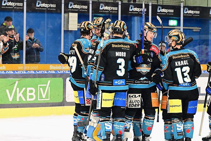 Das Team der Steinbach Black Wings Linz feiern den Heimsieg über die Bozener. Win2Day ICE Hockey League,  Steinbach Black Wings Linz vs HCB Suedtirol Alperia ,  Linz AG Eisarena 