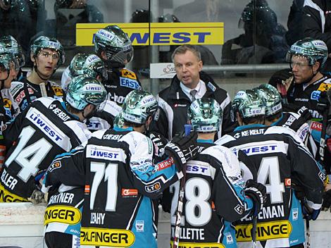 Time Out Linz, Rob Daum mit dem Team, EHC Liwest Black Wings Linz vs. UPC Vienna Capitals, 5. Viertelfinale