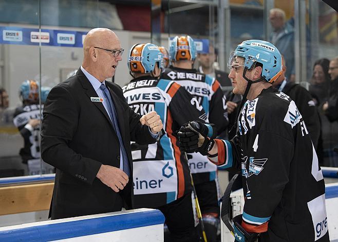 Head-Coach Tom Rowe (EHC Liwest Black Wings Linz) und Matt Finn (EHC Liwest Black Wings Linz) feiern den Sieg, Red Bull Salzburg vs EHC Liwest Black Wings Linz 