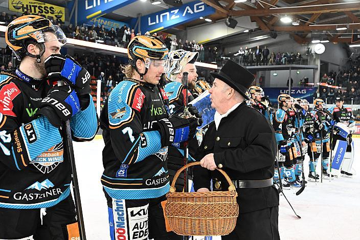 Rauchfangkehrer Glücksbringer für das Team,  Win2Day ICE Hockey League,  Steinbach Black Wings Linz vs EC Red Bull Salzburg,  Linz AG Eisarena