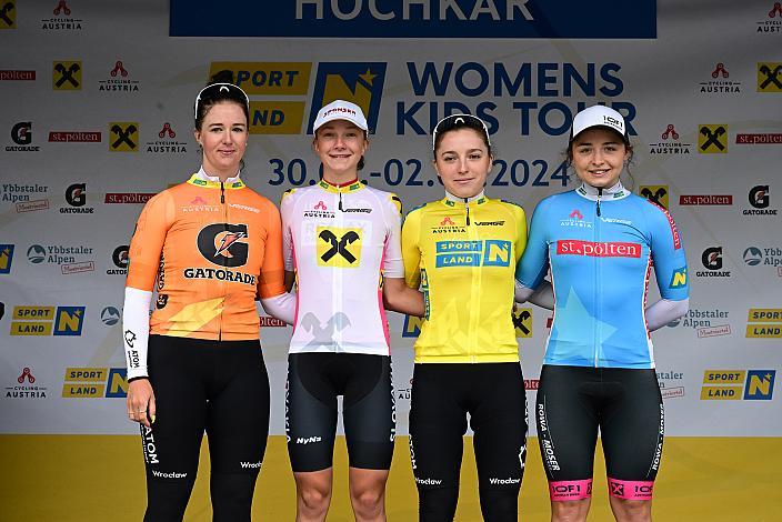 Die Trikotträgerinnen v.l. Punktetrikot Nikola Bajgerova (CZE, MAT Atom Deweloper Wroclaw), Siegerin Juniorinnen Viktoria Chladonova (SVK, Slovakia Mix), Gesamtsiegerin Malwina Mul (POL, MAT Atom Deweloper Wroclaw), Elisa Winter (AUT, Union Raiffeisen Radteam Tirol),  02.06.2024. 4. Etappe, Waidhofen an der Ybbs. - Hochkar,  Sportland NOE WOMENS  KIDS Tour