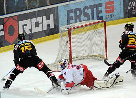 Francois Fortier, Vienna Capitals im Angriff vor Reinhard Divis, Tormann, Red Bulls, EC Red Bull Salzburg vs. EV Vienna Capitals, Semifinale Spiel 3 