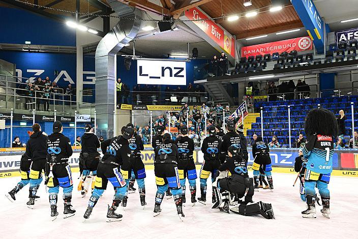 Das Team der Steinbach Black Wings Linz feiern den Heimsieg über die Pustertaler Wölfe,  28. Runde ICE, Steinbach Black Wings Linz vs HC Falkensteiner Pustertaler Wölfe, Linz AG Eisarena