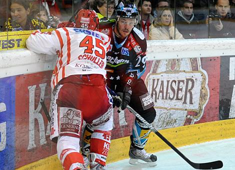 #29 Markus Matthiasson, Stuermer, Liwest Black Wings Linz, im Duell mit David Schuller, Stuermer, KAC.