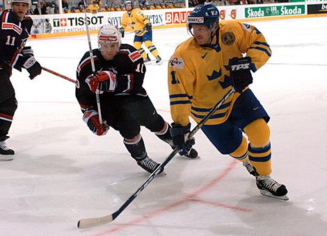 #11 Daniel Alfredsson,SWE und der US-Amerikaner #10 Paul Martin.