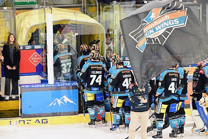 Das Team der Steinbach Black Wings Linz feiern den Heimsieg über die Bozener. Win2Day ICE Hockey League,  Steinbach Black Wings Linz vs HCB Suedtirol Alperia ,  Linz AG Eisarena