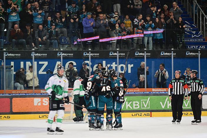 Die Steinbach Black Wings Linz feiern das Tor zum 4 zu 0 durch Graham Knott (Steinbach Black Wings Linz)  3. Runde ICE, Steinbach Black Wings Linz vs Olimpija Ljubljana, Linz AG Eisarena