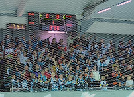 Die Fans des EHC Liwest Black Wings Linz in Salzburg.