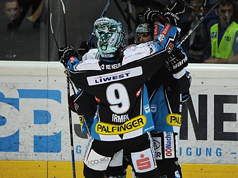 Die Linzer feiern die Fuehrung, EHC Liwest Black Wings Linz vs. EC KAC