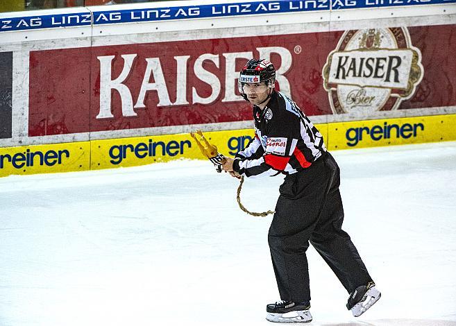 Im Bild: Schiedsrichter Trpimir Piragic Eishockey,  EHC Liwest Black Wings Linz vs Spusu Vienna Capitals