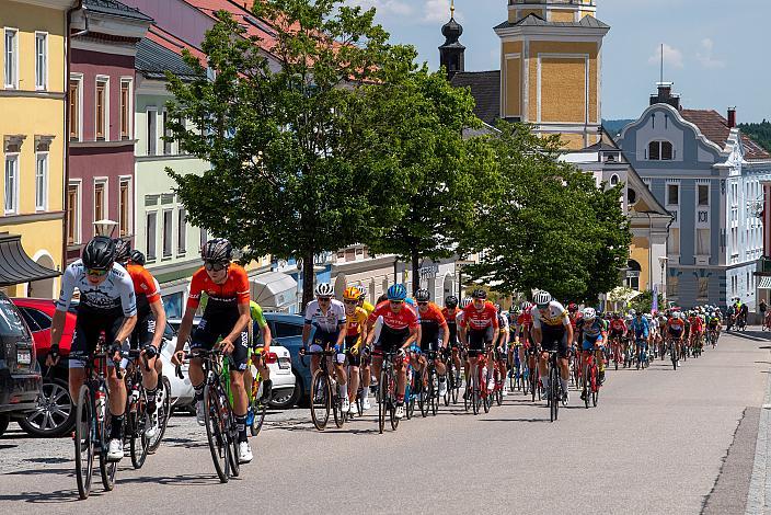 Das Feld in Haag am Hausruck 1. Etappe Wels - Maria Schmolln, Int. Raiffeisen Oberösterreich Rundfahrt UCI Kat. 2.2