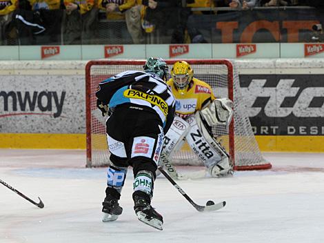 Pat LEahy, Linz prueft Tormann Sebsatian Stefaniszin, Vienna, UPC Vienna Capitals vs EHC Liwest Black Wings, Play Off -Viertelfinale, Spiel 2