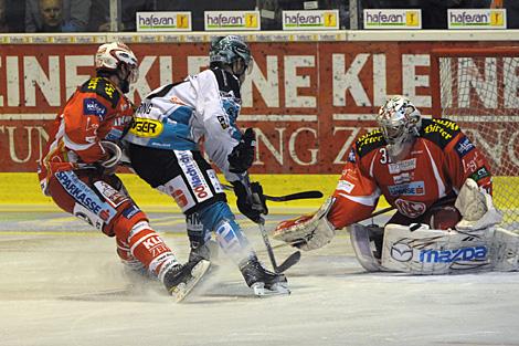 Patrick Spannring, Linz vor Tormann Andy Chiodo bedraengt von Gregor Hager beide KAC, EC KAC - EHC Liwest Black Wings Linz, Finale 4