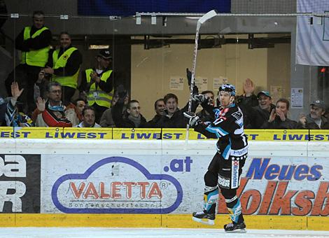 #71 Pat Leahy, Stuermer, EHC Liwest Black Wings Linz. Torschuetze zum 3 zu 0.