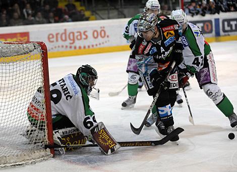 Brad Purdie Linz, scheitert an Matija Pintaric, Tormann, Laibach, Liwest Black Wings Linz vs. HDD TILIA Olimpija Ljubljana