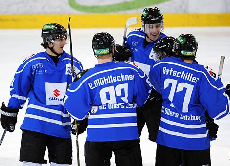Die Spar Oilers jubeln ueber ein Tor gegen Linz.