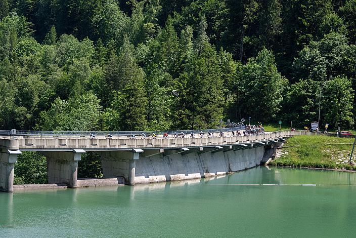 Das Peloton quert die Staumauer Klaus, 4. Etappe St.Florian /Asten - Hinterstoder/Höss 15. Int. Raiffeisen OÖ-Radrundfahrt UCI Kat. 2.2