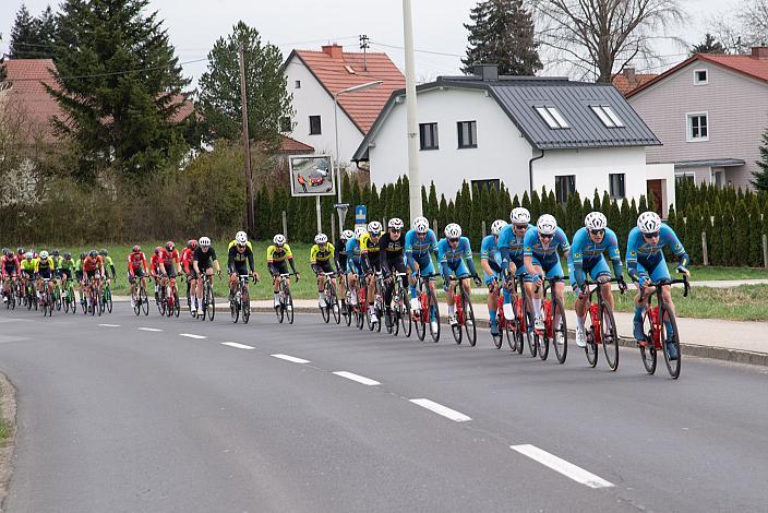 Team Felbermayr Simplon Wels  an der Spitze des Feldes Herren Elite, U23, Radliga, 62. Radsaison-Eröffnungsrennen Leonding, Oberösterreich 