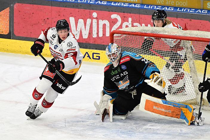 Joshua Passolt (Bemer Pioneers Vorarlberg), Tormann Rasmus Tirronen (Steinbach Black Wings Linz)  Win2Day ICE Hockey League,  Steinbach Black Wings Linz vs  Pioneers Vorarlberg,  Linz AG Eisarena 