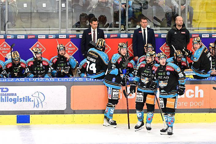 Das Team der Steinbach Black Wings Linz vor der Spielerbank, Win2Day ICE Hockey League,  Steinbach Black Wings Linz vs EC KAC,  Linz AG Eisarena 