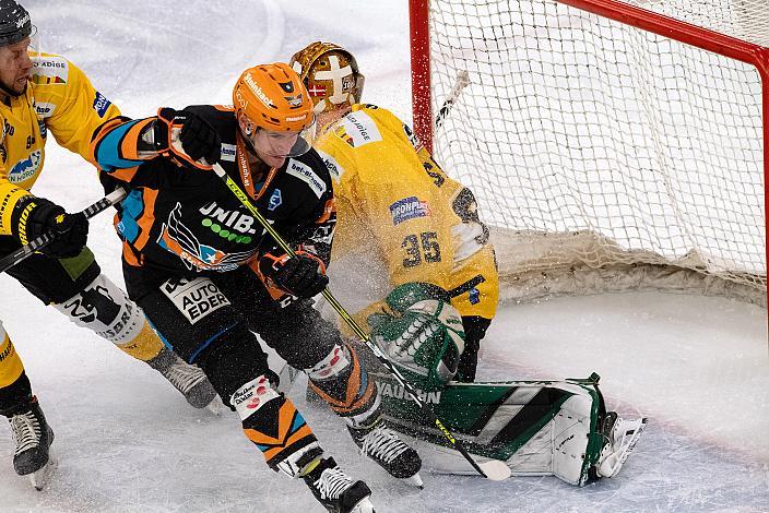 Emilio Romig (Steinbach Black Wings Linz), Tormann Tomas Sholl (HC Pustertal Wölfe)  Steinbach Black Wings Linz vs HC Pustertal Wölfe, bet-at-home ICE Hockey League