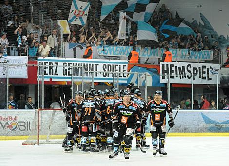 Die Linzer jubeln ueber den ersten Sieg im Finale Liwest Black Wings Linz 